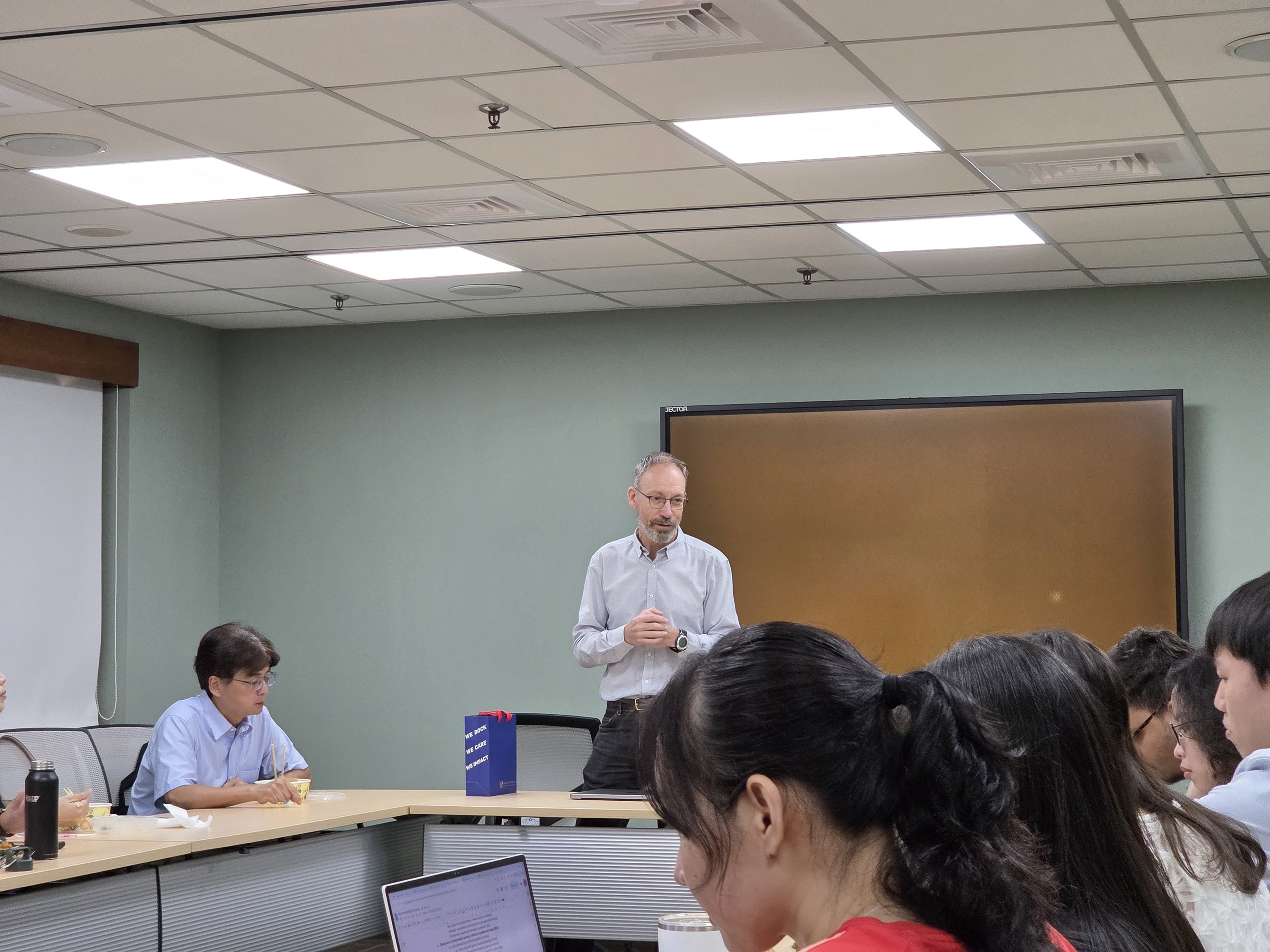 Dr. Philippe Le Billon introduced his academic background and research expertise at the beginning of the lecture on the geopolitics of energy transition and global power competition